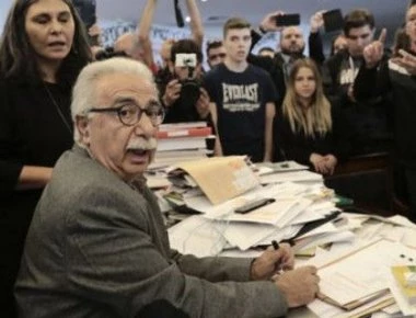 «Μία εικόνα χίλιες λέξεις»: Το χάος στο γραφείο του Γαβρόγλου και τα ειρωνικά σχόλια (φώτο)